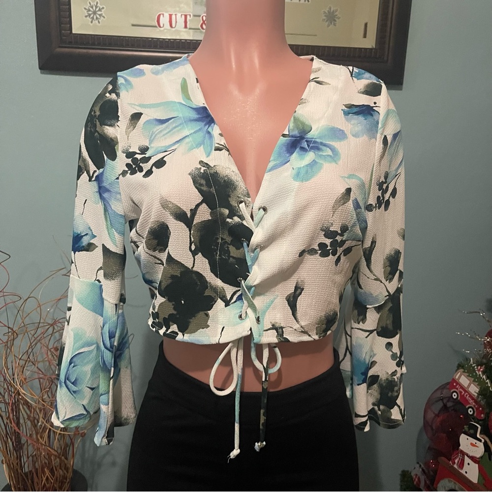 White With blue and black flower design Crop Top Size L